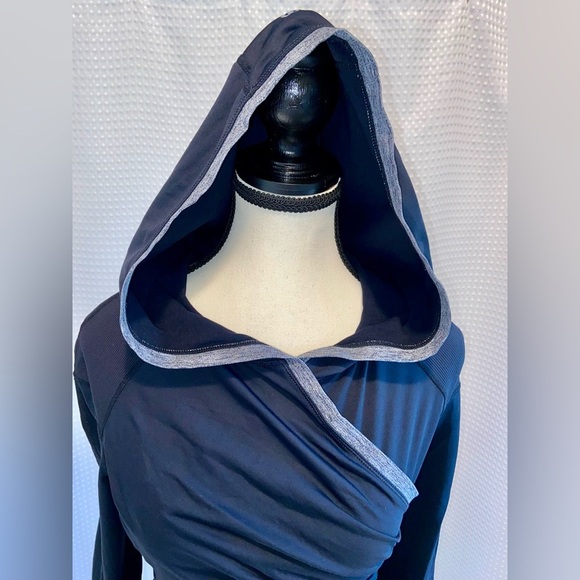 Women’s LULULEMON ATHLETICA Run Cross Train Pullover size 4 - Picture 4 of 16